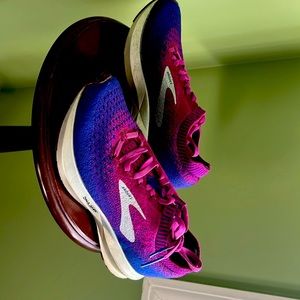 Brooks Women’s Levitate 2 Aster/Purple Size 6. Excellent condition